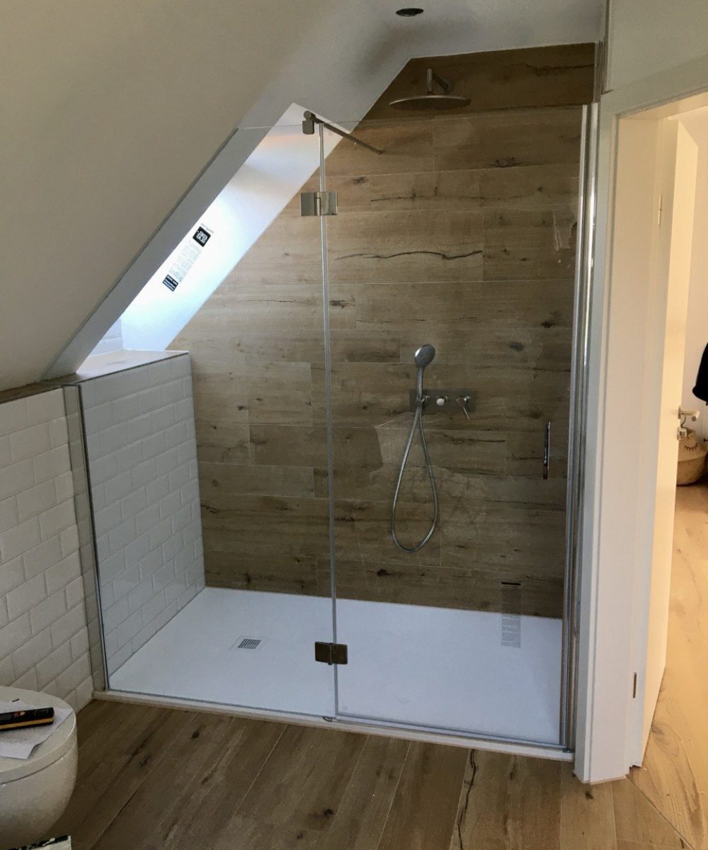 Badsanierung Michelfeld : Rinnen - Luxus Badezimmer Dusche mit einer Dachschräge