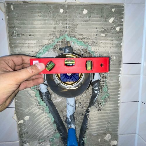 Markus Mack Heizung Sanitär aus Michelbach - Mitarbeiter bei der Arbeit-07