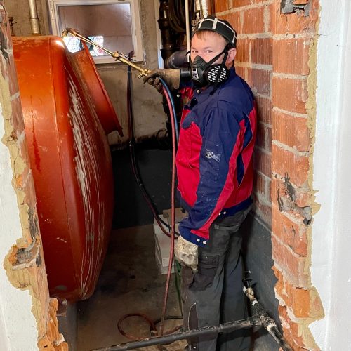 Markus Mack Heizung Sanitär aus Michelbach - Mitarbeiter bei der Arbeit-24