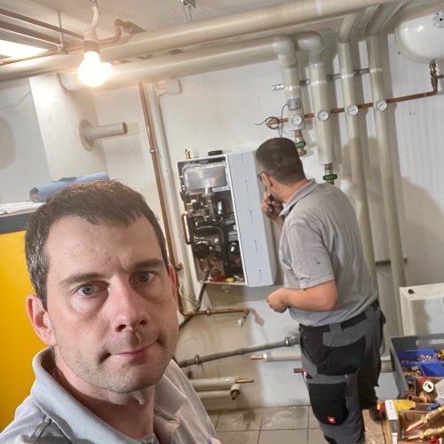 Markus Mack Heizung Sanitär aus Michelbach - Mitarbeiter bei der Arbeit-37